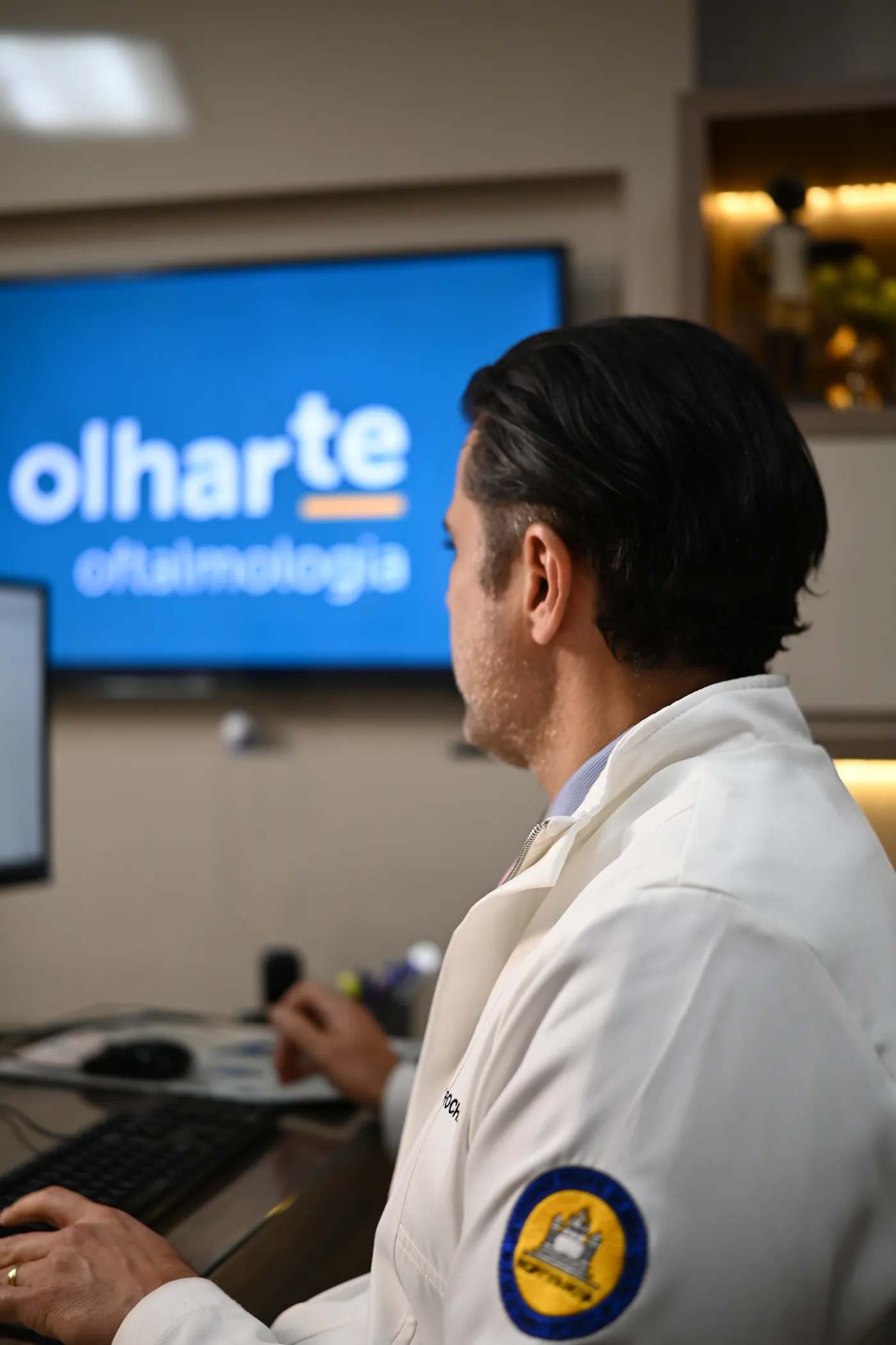 Dr. Aroldo Rocha em atendimento na clínica Olharte Oftalmologia